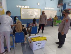 Polres dan STMIK Pringsewu Gelar Vaksinasi Massal