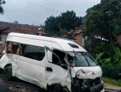 Mobil Travel Tujuan Tangerang-Lampung Diseruduk Kereta Api