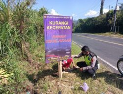 Satlantas Polsek Sekincau Pasang Banner Imbauan di Titik Jalur Rawan Kecelakaan