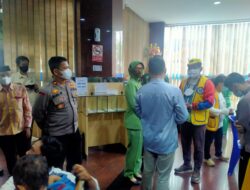 Kapolsek TBU Berikan Bingkisan ke Anak yang Dikhitan Massal