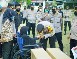 Polres Lampura Serahkan Kursi Roda Bantuan Polda Lampung ke Warga