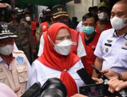Eva Dwiana Beri Bantuan Sembako ke Korban Kebakaran di Kota Karang