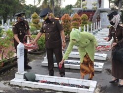 Peringati HBA ke-62 dan HUT IAD ke-22, Kajati Lampung Ziarah dan Tabur Bunga di Makam Pahlawan