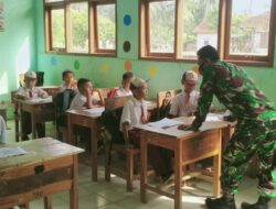 Babinsa Koramil 421-01 Kedondong Beri Materi Pelajaran PBB ke Murid SDN 13 Way Khilau