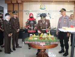 Kapolres Pringsewu Geruduk Kantor Kejari Bawa Tumpeng