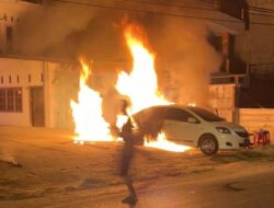 Polisi Olah TKP Sedan Terbakar di Pringsewu