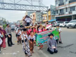 Polisi Kawal Pawai Karnaval SD Muhammadiyah Pringsewu