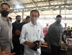 Presiden Jokowi Beri Bantuan ke Pedagang dan Tukang Becak di Pasar Pasir Gintung