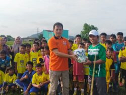 Anggota DPRD Lampung Beri Bantuan Bola Untuk BSI FC
