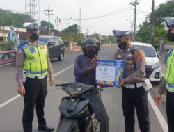 HUT Lalulintas Bhayangkara ke-76, Polres Way Kanan Bagikan Sembako ke Pengemudi Angdes dan Ojek