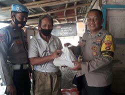 Jumat Berkah, Polsek TBU Bagikan Sembako ke Warga