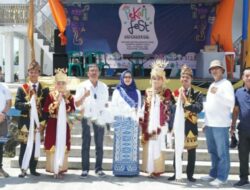 Ketua Dekranasda Pesibar Buka Festival Pekan Fest 2022