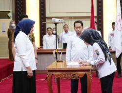 Riana Sari Arinal Lantik Pengurus PMI Lamsel