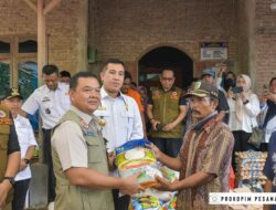 Dendi Bantu Korban Banjir di Rawa Kijing