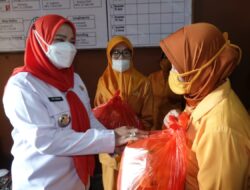 Pemkot Bandar Lampung Serahkan Sembako ke 70 Anggota LVRI