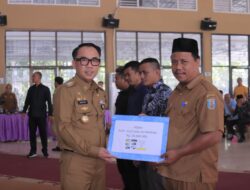 Bupati Way Kanan Beri Penghargaan 83 Kakam di Akhir Masa Jabatan