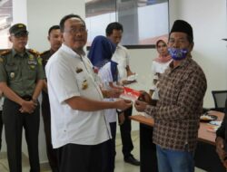 Bupati Dr.Drs.H. Agus Istiqlal.SH.MH. Serahkan Bantuan Sosial Penanganan Dampak Inflasi Daerah.