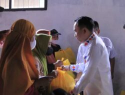 Bupati Way Kanan Bagikan Bantuan Sembako Pemprov di Baradatu dan Blambangan Umpu