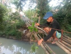 Warga Desa Bagelan Guyub Rukun Perbaikan Jembatan Gantung