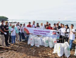 Peringati HPSN, Pemprov Lampung Bersihkan Sampah di Pantai Payang Panjang