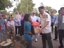 Bupati Way Kanan Beri Bantuan Korban Bencana Banjir di Negeri Agung