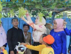 Bunda PAUD Way Kanan Ajak Anak-anak Berwisata Agro di Kebun Anggur