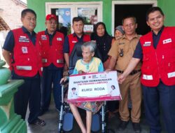 PMI Beri Bantuan 5 Kursi Roda ke Warga Gunung Alip