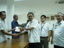 Bupati Pesisir Barat Menyerahkan Buku Tabungan Atas Ganti Rugi Tanah Bangunan Guna Pembangunan SPAM