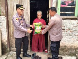 Polsek Pringsewu Kota Bagikan Sembako ke Masyarakat Terdampak Kenaikan Bahan Pokok