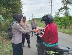 Polsek Gunung Labuhan Bagikan Takjil Gratis ke Pengguna Jalan