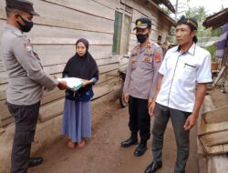 Salurkan Bansos, Kapolsek Pardasuka Imbau Warga Tidak Main Petasan