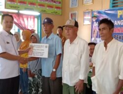 Rudi Yanto Peratin Pekon Kampung Jawa Kecamatan Pesisir Tengah Salurkan BLT DD Tahap 1