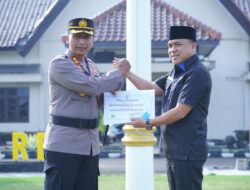 Ketua DPRD Lampura Berikan Penghargaan Kepada Kapolres