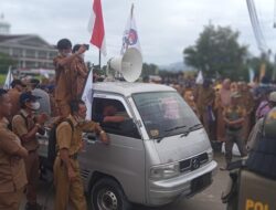Gaji Belum Terbayarkan Aparatur Pekon Adakan Aksi Demo Di Kantor Pemda Pesisir Barat.