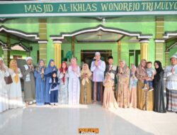 Dendi dan Ketua PKK Pesawaran Salat Idul Fitri di Masjid AI-Ikhlas Ponpes Minhadlul Ulum