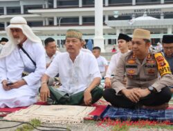 Kapolres Bersama Forkopimda Dan Masyarakat Sholat Ied Di Lapangan Pemda Pesisir Barat