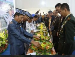 Peringati HUT Kabupaten Pesisir Barat Ke 10 Bupati Agus Istiqlal Potong 10 Tumpeng Sebagai Tanda Rasa Syukur