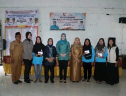 TP PKK Lampura Salurkan Bansos Program PKH