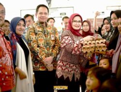 PKK Pesawaran Bagi Telur dan Beras Cegah Stunting