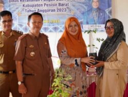 Kadis Pertanian Munzir, SP., Dampingi Ketua TP PKK Pesisir Barat Sefti Istiqlal Menyerahkan Bantuan Sarana dan Prasarana Pertanian Pada Kelompok Wanita Tani (KWT)