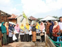 TP PKK Kabupaten Pesisir Barat Berikan Bantuan Korban Musibah Kebakaran