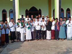Wakil Bupati Way Kanan Usai Sholat Id Serahkan Hewan Qurban Sapi dan Bantuan Ambal