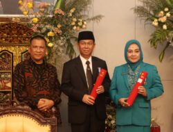 Bupati Lampura dan Ketua TP PKK Terima Penghargaan dari BKKBN RI