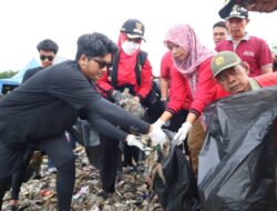 Eva Dwiana Ikut Bersihkan Sampah di Pantai Nelayan Payang