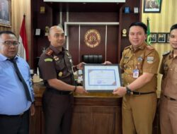 Kejaksaan Negeri Liwa Lampung Barat Terima Penghargaan Atas Bantuan Hukum Non Legitasi Dari Pemkab Pesisir Barat