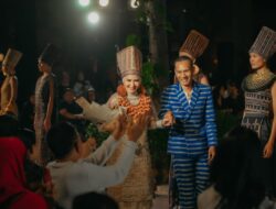 Nanda Indira Peragakan Busana Sulam Jelujur Bak Model Profesional di Bali Fashion Parade