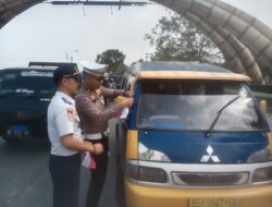 Satlantas Polres Pringsewu dan Dishub Bagikan Bendera Merah Putih ke Pengguna Jalan