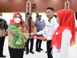 Eva Dwiana Lantik 304 Guru PPK