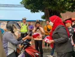 Maknai HUT RI, ke-78, Eva Dwiana Bagikan 3.800 Bendera Merah Putih ke Masyarakat