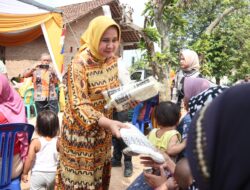 Riana Sari Serahkan Bansos Sembako ke Masyarakat Desa Pemanggilan Lamsel